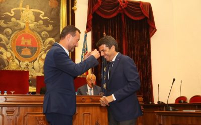 El presidente de la Diputación de Alicante recibe la medalla que le acredita como miembro del Patronato del Misteri d’Elx