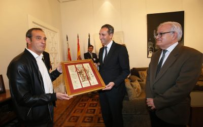 César Sánchez entrega el VIII Premio Álvar Fáñez del Camino del Cid al Rabal de Villena por sus Fiestas del Medievo