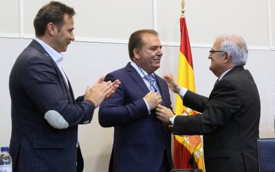 El empresario murciano Isidro Fernández Ortuño recibe el título de ‘Alicantino de Adopción’